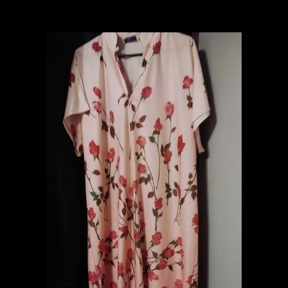 Vintage 1960s Travel Lite Rose Nightgown